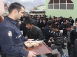 Hakkari Polisinden Aşure Dağıtımı