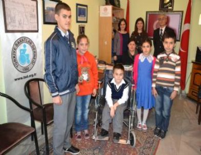 Öğrenciler Topladıkları Kapaklarla Bir Öğrenciye Tekerlekli Sandalye Armağan Etti