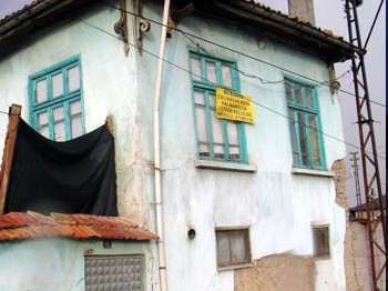 4 kez evine hırsız girence pankart astı