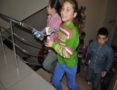 Öğrenciler Sınav Öncesi Caddeyi Trafiğe Kapattı