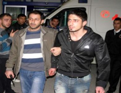 Şakalaşırken Karısını Bıçakladı