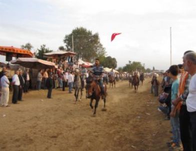 2012'nin Son Rahvan At Yarışlarına Yoğun Katılım Oldu