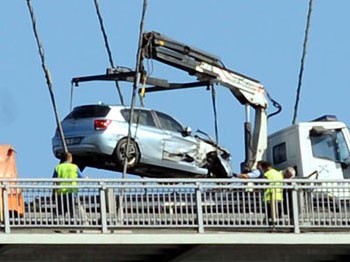Önce kaza yaptı, ardından köprüden atladı