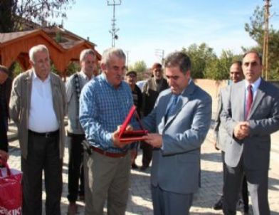 Başkan Özdemir’e Plaket