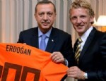 Kuyt'tan Erdoğan'a 400 numaralı Hollanda forması