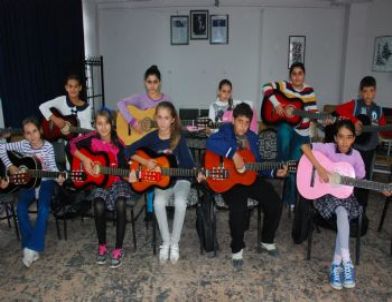 Torbalı 80. Yıl İlköğretim'de Gitar Kursu Açıldı