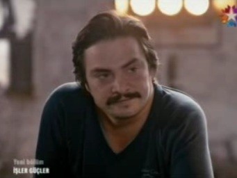 Seksi güzelin başkasına gittiğini görünce yıkıldı...