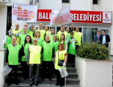 Kent Konseyi Üyeleri İzmarit Topladı