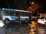 KÖRÜKLÜ OTOBÜS - Belediye Otobüsü, Orta Refüjdeki Ağaca Çarptı: 1 Yaralı