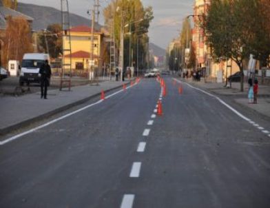 Kars’ta Belediye Tamamlanan Asfaltın Yol Şeritlerini Çiziyor