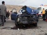 TAZİYE ZİYARETİ - Otomobil Minibüsle Çarpıştı: 1 Ölü, 4 Yaralı