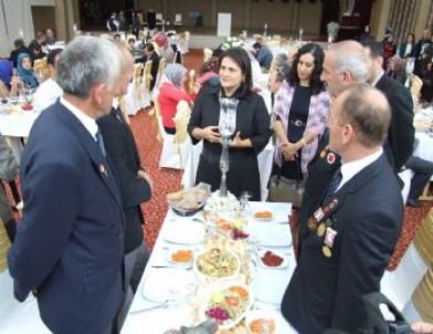 Vali Kızılcık'ın Eşi Sema Kızılcık Şehit Aileleri ve Gazilerle Yemekte Buluştu