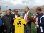GENÇ OSMAN - Bayburt Belediye Başkanı Hacı Ali Polat, Bayburt Grup Özel İdare İdmanında Futbolculara Tatlı İkram Ederek Başarı Diledi