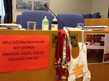 CHP'li vekilden emzikli biberonlu eylem