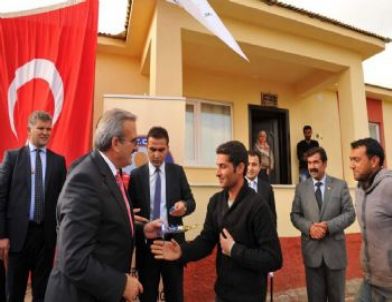 Van Valisi Karaloğlu Erciş’te Deprem Konutlarını Teslim Etti