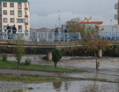 Sel Sebebiyle Yaya Köprüsünde Yıkılma Tehlikesi