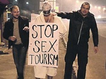 Ukrayna'da evine kadın çağıran Türk'ü sokakta böyle gezdirmişlerdi