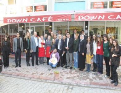Ak Parti'liler Down Cafe'de Buluştu