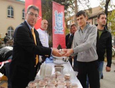 Başkan Özcü Aşure Dağıttı