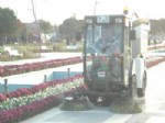 ROBOTLAR - Cumhuriyet Parkının Temizliğini Robotlar Yapıyor