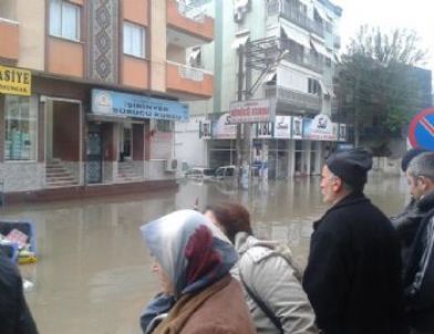 İzmir'de Arabalar Suya Gömüldü