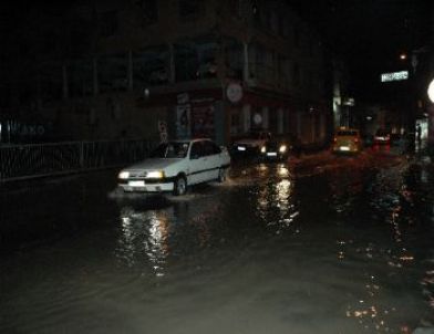 İzmir'i Göle Çeviren Yağmur Sürecek