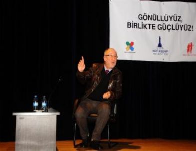 Tiyatrocu Altan Erkekli, İzmir’in Gönüllü Gençleriyle Biraraya Geldi