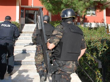 Beyzbol sopalı dehşete özel harekat polisleri müdahele etti