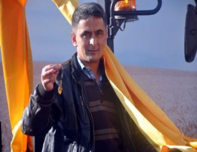 Dolandırıcı Sandı, Traktör Kazandı