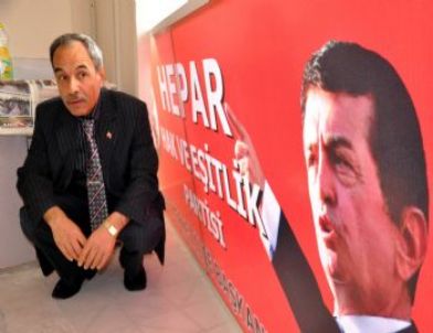 Partisinin Tabelası Elinde Kaldı