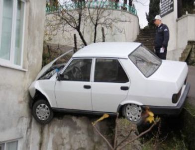 Yoldan Çıkan Araç Eve Çarpıp Durabildi