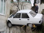 KAYGAN ZEMİN - Yoldan Çıkan Araç Eve Çarpıp Durabildi