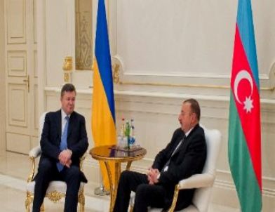 Yanukoviç, Azerbaycan’da Temaslarda Bulundu