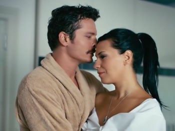 'Yeşim Salkım ile öpüşme sahnelerinde zorlanıyorum'