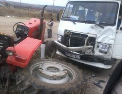 Akşehir’de Minibüsle Traktör Çarpıştı