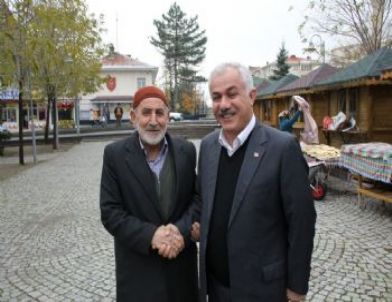 Çubuk'ta Yeni Yapılan Ahşap Büfeler Sahiplerine Teslim Edildi