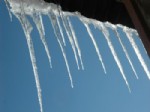 BUZ SARKITLARI - Çatılarda Oluşan Buz Sarkıtları Tehlike Saçıyor