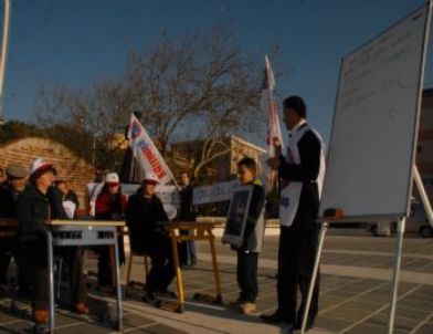 Öğretmenlerden Tiyatrolu Protesto