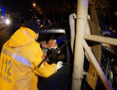 Sarıyer'de Kaza: Sıkışan 2 Kişi Ağır Yaralandı
