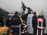 İLGİNÇ GÖRÜNTÜ - Devrilen Minibüste Sıkışan 2 Kişiyi İtfaiye Kurtardı