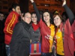 Galatasaraylı Taraftarlar Galibiyeti Kutladı