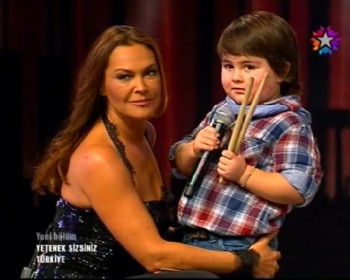 Hülya Avşar Minik Baha'yı seve seve bitiremedi, Poposunu bile ısırdı