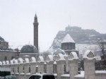 BUZ SARKITLARI - Kars’ta Kış Çetin Geçiyor, Çatılarda Buz Sarkıtları Tehlike Saçıyor