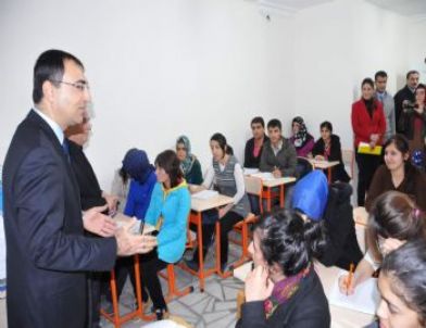 Vali Toprak Gençlerle Bir Araya Geldi