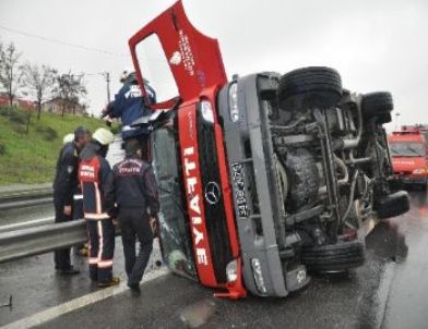 İtfaiye Aracı Islak Zeminde Devrildi: 2 Yaralı
