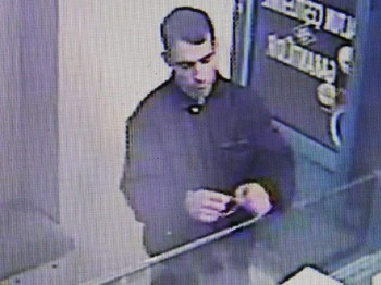 Kanlı bileziği satmaya çalışırken saniye saniye görüntülendi