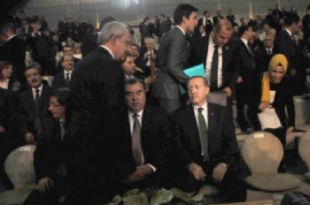 Kılıçdaroğlu Başbakan Erdoğan'ın elini sıkmadı