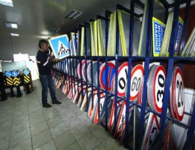 Trafik Levhaları Büyükşehir'den