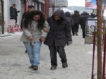 BUZ SARKITLARI - Erzurum’da Yayaların Buzla Dansı