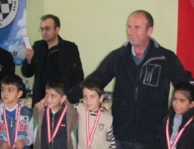 Satranç Yarışmasına Yoğun İlgi